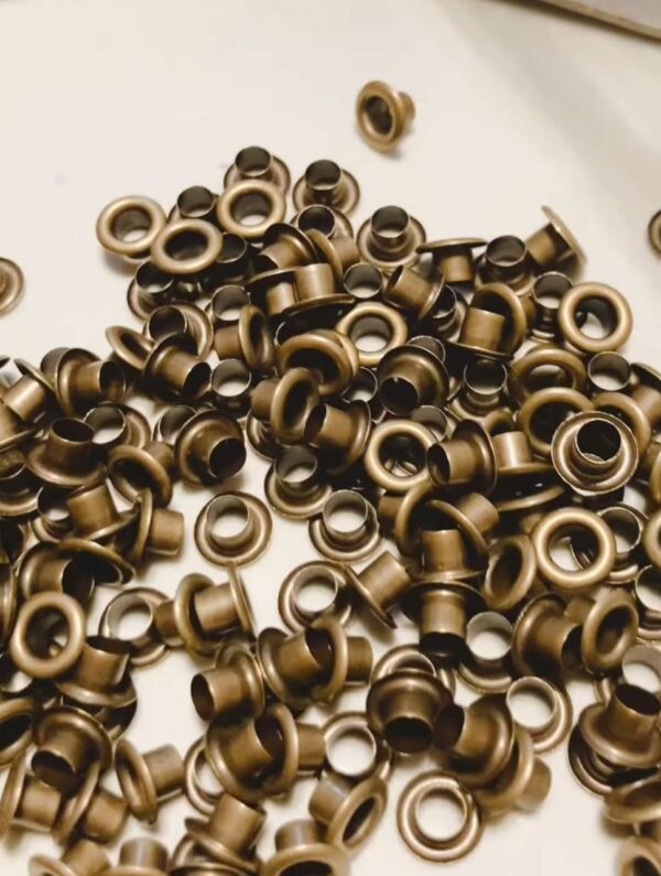 Eyelets 3/16” (.5cm ) Paq. 50 pzas  Bronce / Sirve para sujetar elástico en libretas