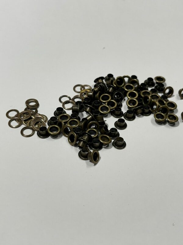 Cajita de Eyelets 2/16” (.35cm ) 100 pzas Bronce-  Para cartulinas o Tags (Ediciòn Limitada) - Image 2