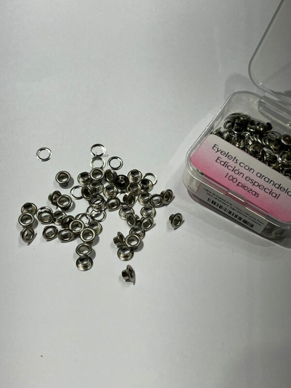 Cajita de Eyelets 2/16” (.35cm ) 100 pzas Plata-  Para cartulinas o Tags (Ediciòn Limitada)