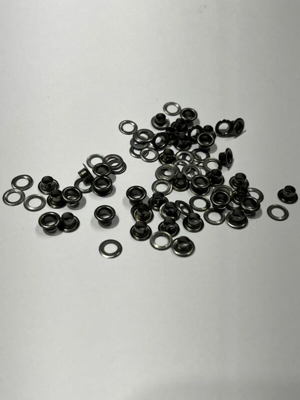 Cajita de Eyelets 2/16” (.35cm ) 100 pzas Onix -  Para cartulinas o Tags (Ediciòn Limitada) - Image 2