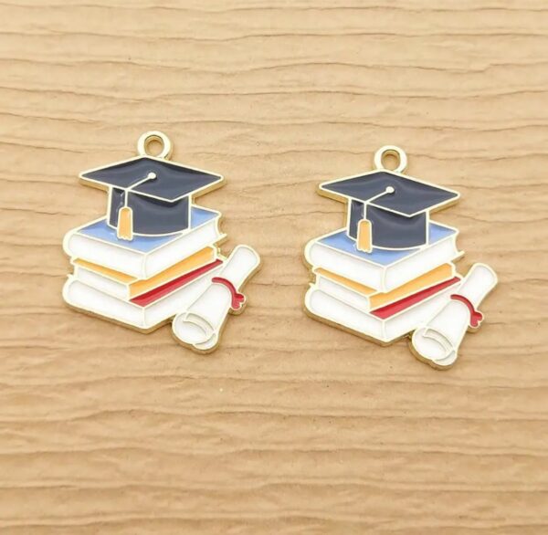 60111410 Decoración dije sombrero de graduación o birrete esmaltado metal 21x22mm