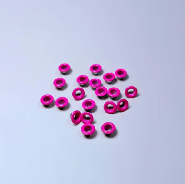 Eyelets 3/16” (.5cm ) Paq. 100 pzas  Fucsia/ Sirve para sujetar elástico en libreta